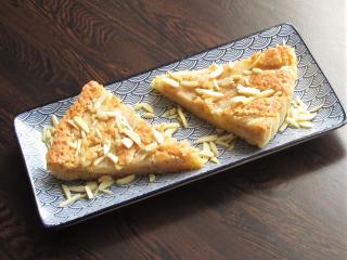 Jak upéct křehký koláč s mandlovou náplní a hruškami | recept