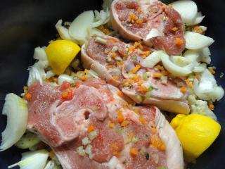 Jak upéct vepřové koleno se zeleninou a vínem | recept na pečené domácí koleno Jak upéct vepřové koleno se zeleninou a vínem | recept na pečené domácí koleno