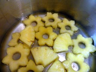 ozdobné tvary z čerstvého ananasu