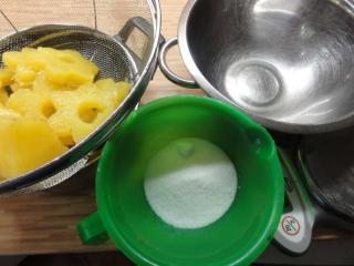 plátky ananasu a cukr v nádobě