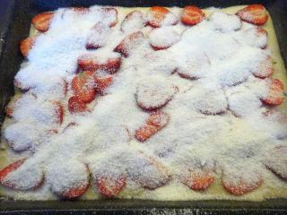 Jak upéct rychlou jahodovou buchtu na plech | recept