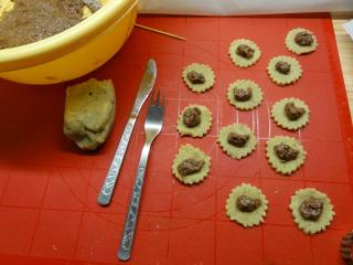 Jak upéct kávové cukroví s ořechovou nádivkou | recept na vánoční cukroví Jak upéct kávové cukroví s ořechovou nádivkou | recept na vánoční cukroví
