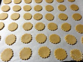 Jak upéct kolečka z tmavé žitné mouky | recept na linecké vánoční cukroví