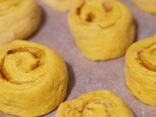 Jak upéct dýňové skořicové rolky | recept Jak upéct dýňové skořicové rolky | recept