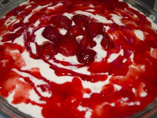 Jak připravit nepečený bezlepkový jogurtový dort s ovocem | recept
