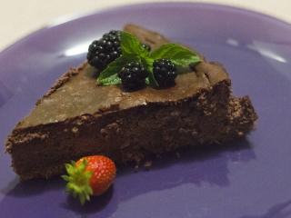 Jak upéct čokoládový cheesecake s lesním ovocem