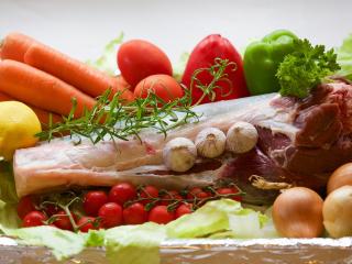 ingredience do těstovinového salátu, zelenina a uzeniny zelenina a uzeniny jako složky do salátu