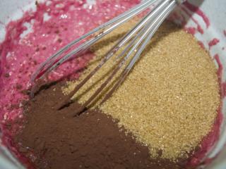 Jak upéct red velvet brownies z červené řepy Jak upéct red velvet brownies z červené řepy