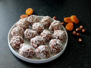 datlové kuličky RAW v kokosu datlové kuličky RAW v kokosu