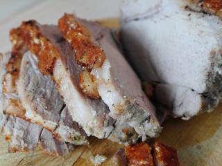 Jak udělat vepřovou kýtu protýkanou a konfitovanou | recept Protýkaná a konfitovaná vepřová kýta na prkénku.