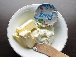 žervé a máslo v misce příprava jemné žervé polevy vymícháním žervé a másla