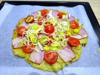 pizza z bramborákového těsta pizza připravená do trouby netradiční pizza z brambor