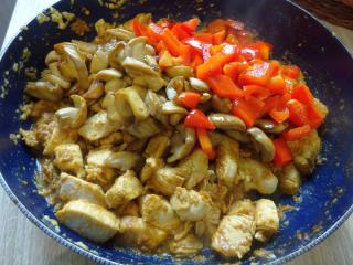 paprika, májovky a osmažené maso připravené k zamíchání paprika, májovky a osmažené maso připravené k zamíchání